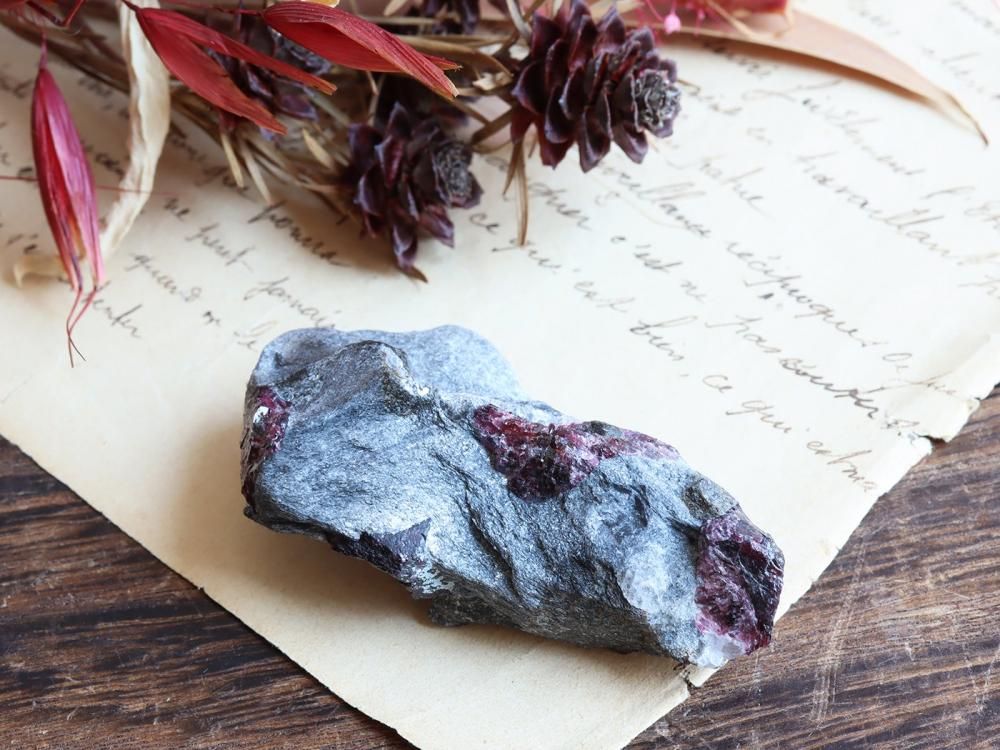 GN15】ガーネット / 生命力と勇気を与えてくれる原石ガーネット70g