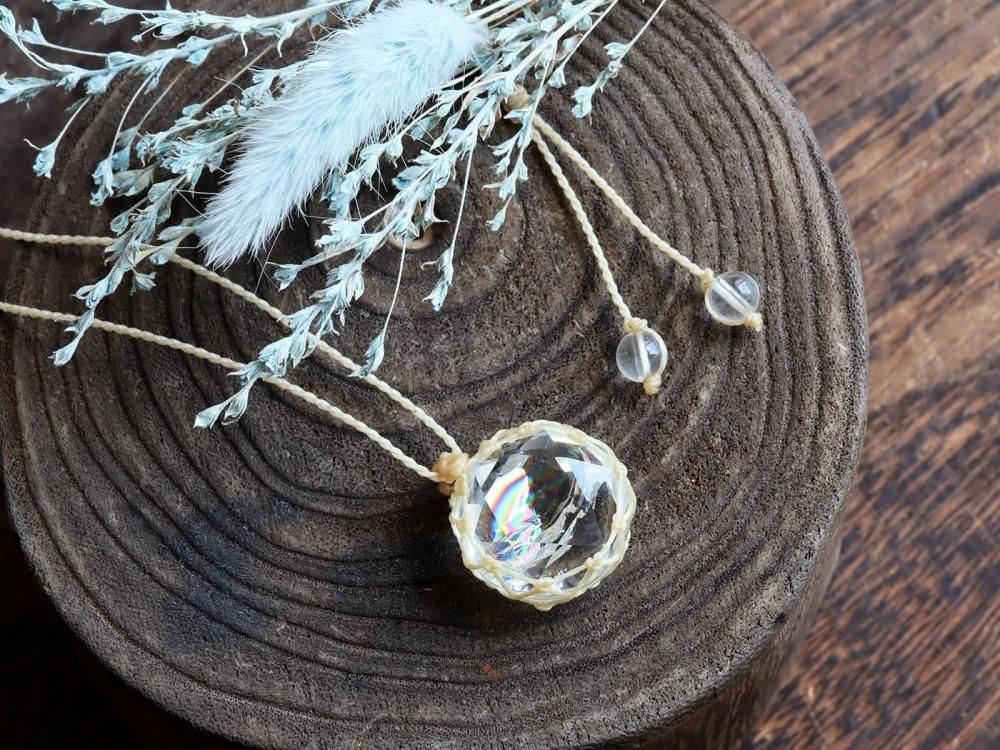 Q627】水晶 / 幸せが訪れやすくなる虹の輝きが宿ったアイリスクォーツ