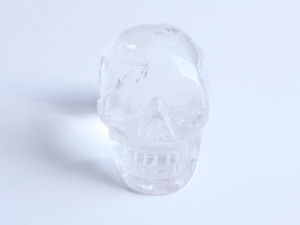 値下げしました‼✨パワーストーン✨ 水晶 開運 スピリチュアル✨ Q564】水晶 / 幸運を引き寄せる虹の輝きを宿したスカル水晶195g | 幸せ