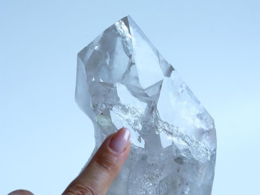 Q637】水晶 / 大地と天のエネルギーを秘めたライトニングクォーツ1165g