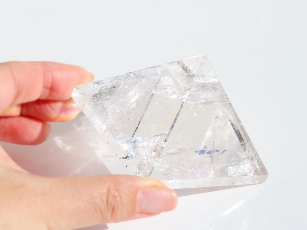 Q638】水晶 / 再生・復活を象徴する神秘的な形！ピラミッドの水晶187g