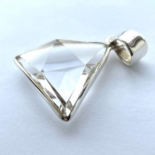 天然石アクセサリーペンダント　水晶、三角形