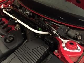 UltraRacing フロントストラットタワーバー AUDI 8P A3 / S3 /RS3