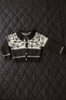 <img class='new_mark_img1' src='https://img.shop-pro.jp/img/new/icons14.gif' style='border:none;display:inline;margin:0px;padding:0px;width:auto;' />Bonjour Knitted Cardigan - Black flower jacquard