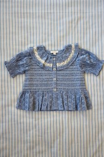 <img class='new_mark_img1' src='https://img.shop-pro.jp/img/new/icons14.gif' style='border:none;display:inline;margin:0px;padding:0px;width:auto;' />Bonjour Blouse - Blue broderie