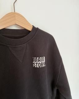 <img class='new_mark_img1' src='https://img.shop-pro.jp/img/new/icons14.gif' style='border:none;display:inline;margin:0px;padding:0px;width:auto;' />Main Story Crew Sweatshirt / Phantom