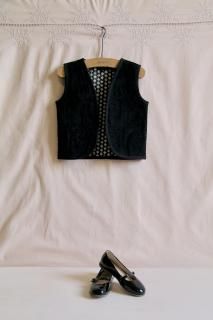 <img class='new_mark_img1' src='https://img.shop-pro.jp/img/new/icons14.gif' style='border:none;display:inline;margin:0px;padding:0px;width:auto;' />Bonjour Reversible quilted sleeveless jacket black baby cord