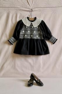 <img class='new_mark_img1' src='https://img.shop-pro.jp/img/new/icons14.gif' style='border:none;display:inline;margin:0px;padding:0px;width:auto;' />Bonjour Handsmock blouse with crochet collar black dot print