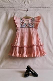 <img class='new_mark_img1' src='https://img.shop-pro.jp/img/new/icons14.gif' style='border:none;display:inline;margin:0px;padding:0px;width:auto;' />Bonjour Dress pleated nude taffetas