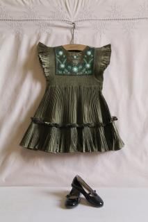 <img class='new_mark_img1' src='https://img.shop-pro.jp/img/new/icons14.gif' style='border:none;display:inline;margin:0px;padding:0px;width:auto;' />Bonjour Dress pleated kaki taffetas