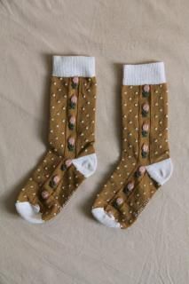 <img class='new_mark_img1' src='https://img.shop-pro.jp/img/new/icons14.gif' style='border:none;display:inline;margin:0px;padding:0px;width:auto;' />Bonjour Dots/flowers socks camel