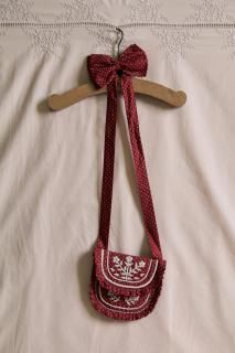 <img class='new_mark_img1' src='https://img.shop-pro.jp/img/new/icons14.gif' style='border:none;display:inline;margin:0px;padding:0px;width:auto;' />Bonjour Set embroidered bag & hair clip red wine dot print