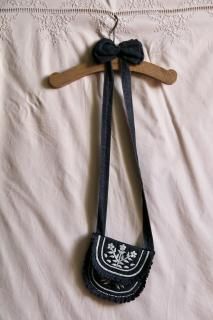 <img class='new_mark_img1' src='https://img.shop-pro.jp/img/new/icons14.gif' style='border:none;display:inline;margin:0px;padding:0px;width:auto;' />Bonjour Bag with hair clip black denim