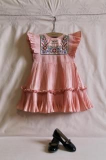 <img class='new_mark_img1' src='https://img.shop-pro.jp/img/new/icons14.gif' style='border:none;display:inline;margin:0px;padding:0px;width:auto;' />15%OFF Bonjour Dress pleated nude taffetas 2/3Y 4Y 8Y