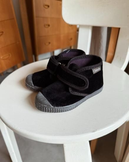 <img class='new_mark_img1' src='https://img.shop-pro.jp/img/new/icons14.gif' style='border:none;display:inline;margin:0px;padding:0px;width:auto;' />Cienta High-Cut Velcro Shoes - Velour Black