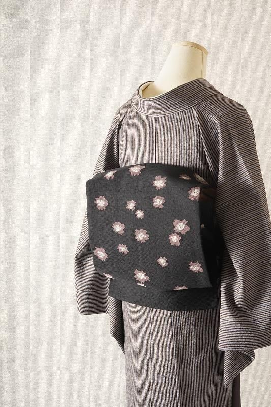 <img class='new_mark_img1' src='https://img.shop-pro.jp/img/new/icons14.gif' style='border:none;display:inline;margin:0px;padding:0px;width:auto;' />市松モダンフラワーの名古屋帯