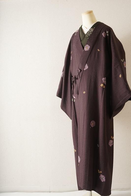 似せ紫色に絞り花のコート
