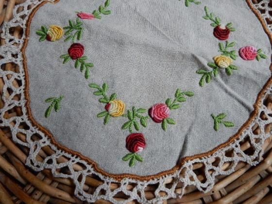 アンティーク フランス ブラウンの百合紋刺繍 バターアイボリー