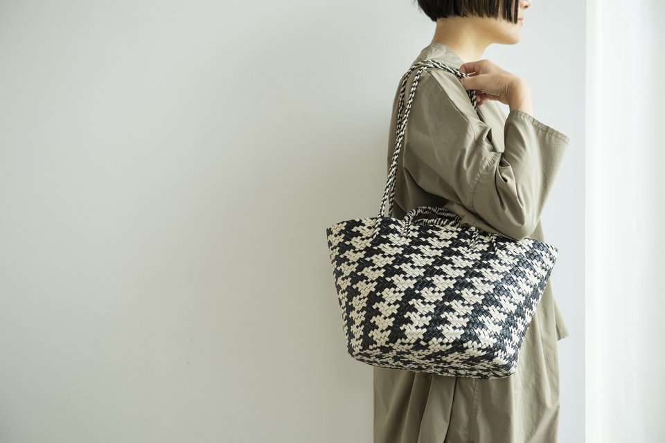 BASKET M + SHOULDER［BLACK×IVORY］／Aeta