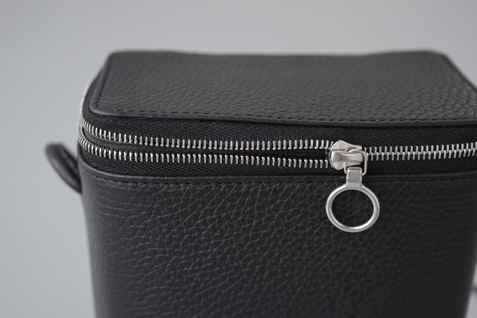 PEBBLE GRAIN BOX SHOULDER S［BLACK］／Aeta