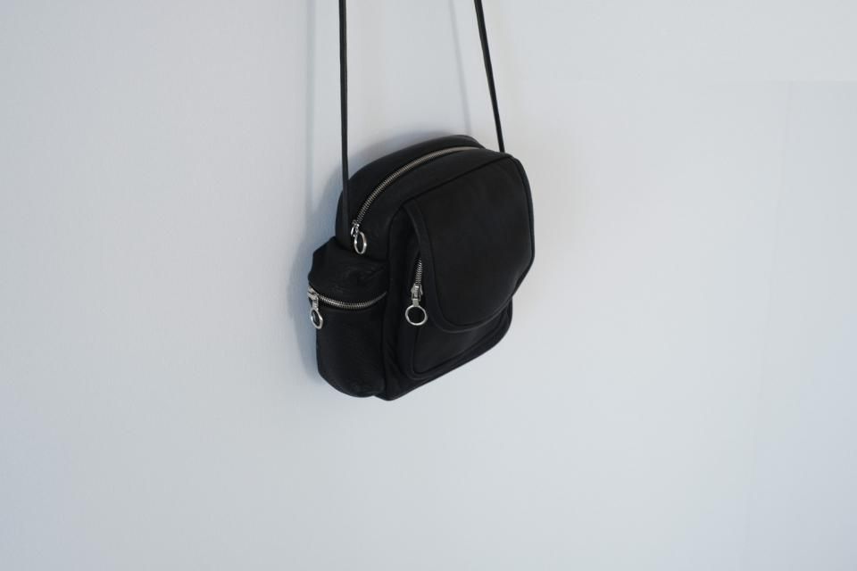 DEER SHOULDER POUCH BLACK Aeta