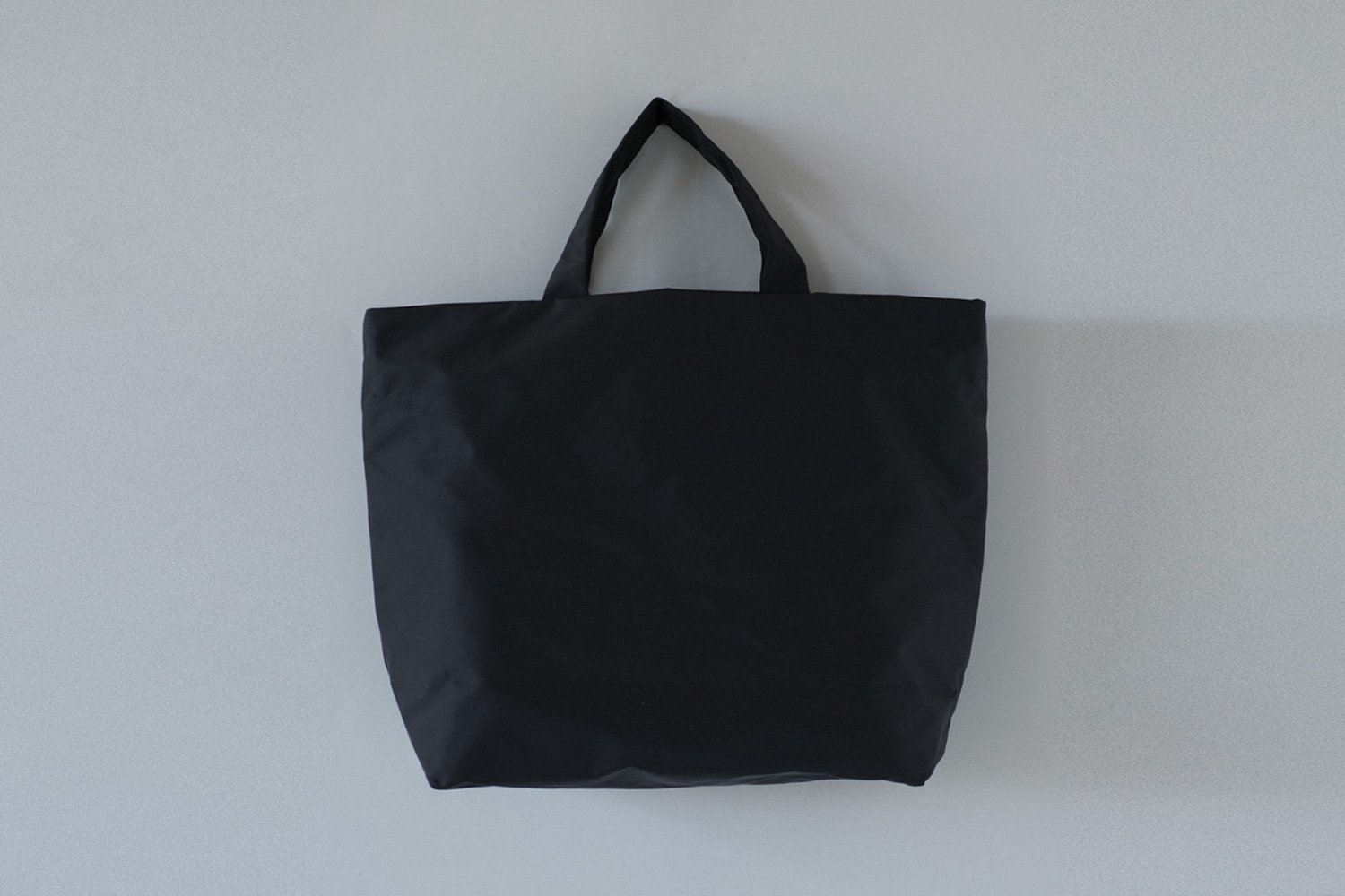 NYLON SHOULDER TOTE L／BLACK／Aeta