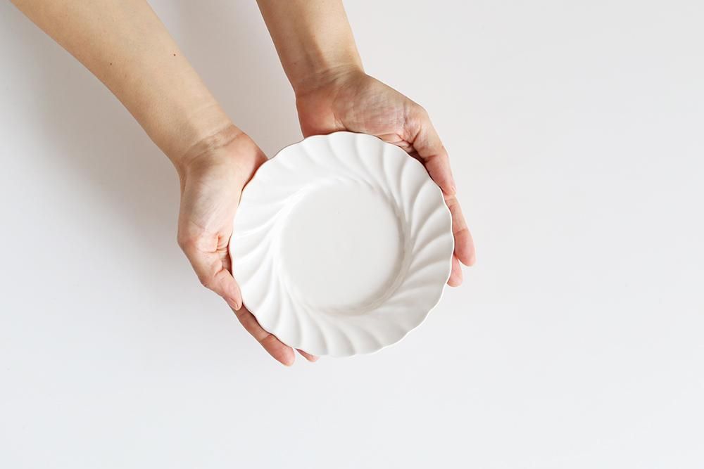 山本拓也/流線輪花皿(白)