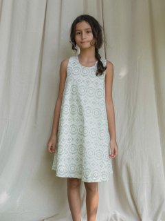 <img class='new_mark_img1' src='https://img.shop-pro.jp/img/new/icons14.gif' style='border:none;display:inline;margin:0px;padding:0px;width:auto;' />minimom「Fleur Dress (Green Embroidery)」2022-SS
