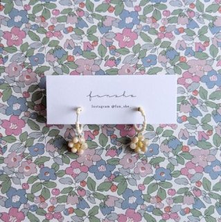 <img class='new_mark_img1' src='https://img.shop-pro.jp/img/new/icons14.gif' style='border:none;display:inline;margin:0px;padding:0px;width:auto;' />fun she「flower earrings (マザーオブパール×イエローメノウ)」