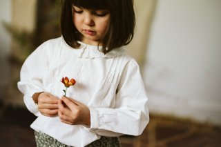 <img class='new_mark_img1' src='https://img.shop-pro.jp/img/new/icons14.gif' style='border:none;display:inline;margin:0px;padding:0px;width:auto;' />Little Cotton Clothes「Embroided Wendy Blouse - off white」2022-AW