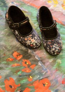 <img class='new_mark_img1' src='https://img.shop-pro.jp/img/new/icons23.gif' style='border:none;display:inline;margin:0px;padding:0px;width:auto;' />【30%OFF】BONJOUR DIARY * HERMOSILLA「Shoes (Indigo flowers print corduroy)」2022-AW