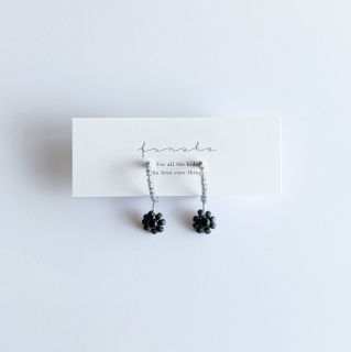<img class='new_mark_img1' src='https://img.shop-pro.jp/img/new/icons14.gif' style='border:none;display:inline;margin:0px;padding:0px;width:auto;' />fun sheTiny flower earrings (charcoal)