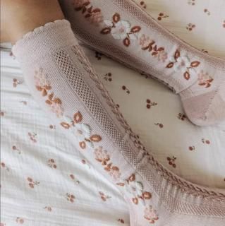 <img class='new_mark_img1' src='https://img.shop-pro.jp/img/new/icons14.gif' style='border:none;display:inline;margin:0px;padding:0px;width:auto;' />CollegienDalia Jacquard Flower Knee High Socks - Vieux Rose