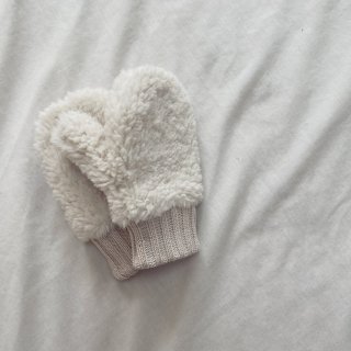 <img class='new_mark_img1' src='https://img.shop-pro.jp/img/new/icons14.gif' style='border:none;display:inline;margin:0px;padding:0px;width:auto;' />HUNTER+ROSE「Beige Teddy Mittens」2023-AW