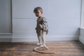 <img class='new_mark_img1' src='https://img.shop-pro.jp/img/new/icons14.gif' style='border:none;display:inline;margin:0px;padding:0px;width:auto;' />Little Cotton Clothes「Organic Emilie Smocked Romper - Myrtle Floral Beech」2023-AW