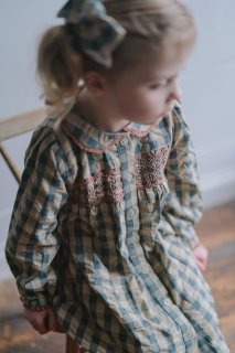 <img class='new_mark_img1' src='https://img.shop-pro.jp/img/new/icons14.gif' style='border:none;display:inline;margin:0px;padding:0px;width:auto;' />Little Cotton Clothes「Organic Smocked Kate Dress - Seersucker Gingham In Fog」2023-AW
