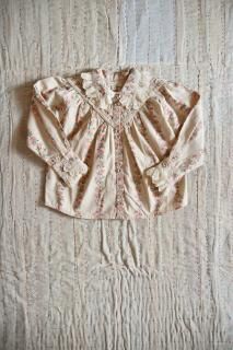 <img class='new_mark_img1' src='https://img.shop-pro.jp/img/new/icons23.gif' style='border:none;display:inline;margin:0px;padding:0px;width:auto;' />40%OFFBONJOUR DIARY Iris Blouse (Farandole Stripes Flowers Print)2024-AW