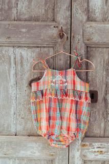 <img class='new_mark_img1' src='https://img.shop-pro.jp/img/new/icons23.gif' style='border:none;display:inline;margin:0px;padding:0px;width:auto;' />30%OFFLali KidsLittle Summer Frannie Romper - Red Madras Plaid2025-SS Drop2
