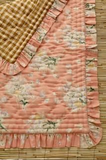 <img class='new_mark_img1' src='https://img.shop-pro.jp/img/new/icons14.gif' style='border:none;display:inline;margin:0px;padding:0px;width:auto;' />BONJOUR DIARY Quilted Blanket With Flounce (Marguerite Print)2025-SS Drop2