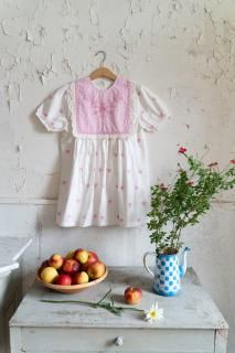<img class='new_mark_img1' src='https://img.shop-pro.jp/img/new/icons14.gif' style='border:none;display:inline;margin:0px;padding:0px;width:auto;' />MarlaguetteMagdalena Dress (White & Pink Heart)2025-SS