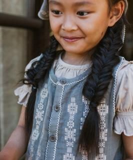 <img class='new_mark_img1' src='https://img.shop-pro.jp/img/new/icons14.gif' style='border:none;display:inline;margin:0px;padding:0px;width:auto;' />MABLI Folk Vest (Koala)2025-SS Drop3
