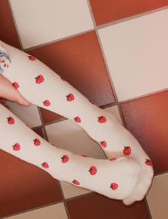 <img class='new_mark_img1' src='https://img.shop-pro.jp/img/new/icons14.gif' style='border:none;display:inline;margin:0px;padding:0px;width:auto;' />Fl&#246;ssVera Tights - Pointelle Berry2025-AW