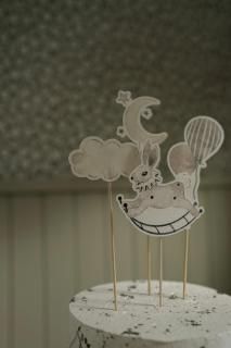 <img class='new_mark_img1' src='https://img.shop-pro.jp/img/new/icons14.gif' style='border:none;display:inline;margin:0px;padding:0px;width:auto;' />uroco worksPaper Cake Topper- Moon Bunny 