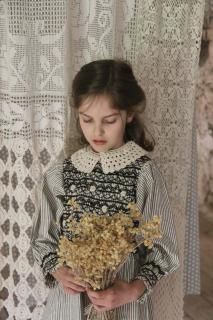 <img class='new_mark_img1' src='https://img.shop-pro.jp/img/new/icons14.gif' style='border:none;display:inline;margin:0px;padding:0px;width:auto;' />BONJOUR DIARY Handsmock Blouse With Removable Crochet Collar (Black Stripe)2025-AW