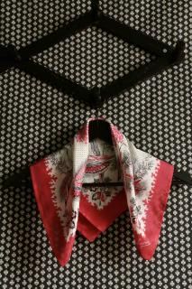 <img class='new_mark_img1' src='https://img.shop-pro.jp/img/new/icons14.gif' style='border:none;display:inline;margin:0px;padding:0px;width:auto;' />Surann&#233;Scarf (Red) 47*47cm2025-AW