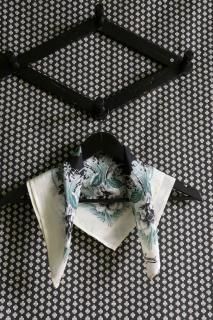 <img class='new_mark_img1' src='https://img.shop-pro.jp/img/new/icons14.gif' style='border:none;display:inline;margin:0px;padding:0px;width:auto;' />Surann&#233;Scarf (Black/Ecru) 47*47cm2025-AW
