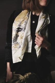 <img class='new_mark_img1' src='https://img.shop-pro.jp/img/new/icons14.gif' style='border:none;display:inline;margin:0px;padding:0px;width:auto;' />Surann&#233;Scarf (Curry) 90*90cm2025-AW