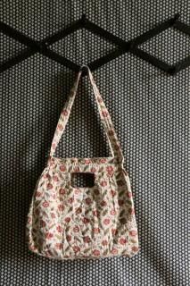 <img class='new_mark_img1' src='https://img.shop-pro.jp/img/new/icons14.gif' style='border:none;display:inline;margin:0px;padding:0px;width:auto;' />Surann&#233;Holidays Quilted Bag (Aline Print)2025-AW