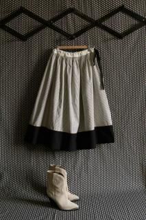 <img class='new_mark_img1' src='https://img.shop-pro.jp/img/new/icons14.gif' style='border:none;display:inline;margin:0px;padding:0px;width:auto;' />Surann&#233;Fleur D'oranger Skirt Adult Size (Black Stripe)2025-AW