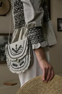 <img class='new_mark_img1' src='https://img.shop-pro.jp/img/new/icons14.gif' style='border:none;display:inline;margin:0px;padding:0px;width:auto;' />Surann&#233;Bag With Hair Clip Adult (Black Stripe)2025-AW
